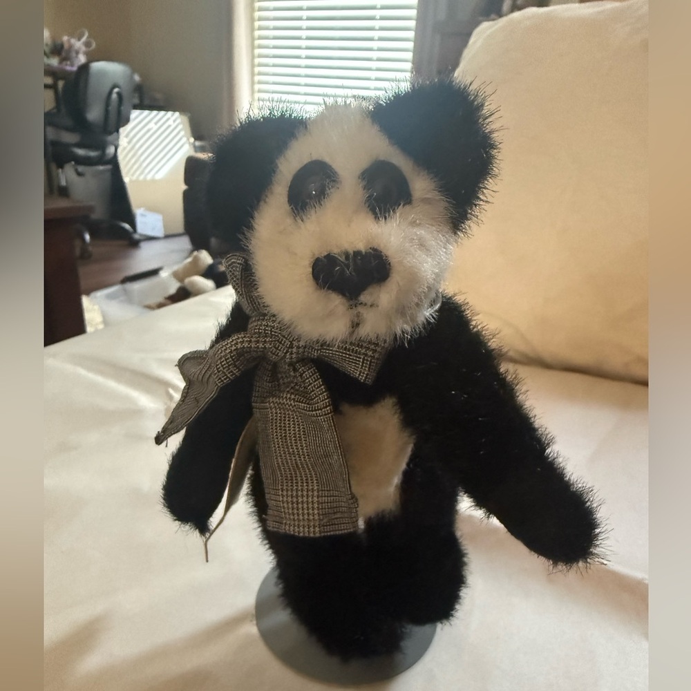 Vintage Boyd's Bears " Yolanda" Panda 7" 1997 Archive Collection Black/White Tie